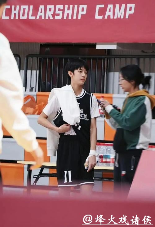 又一位星二代“整容式逆袭”，19岁帅成180cm肌肉男神，果然胖子都是潜力股！