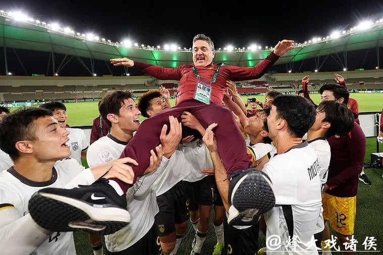 U23国足首进决赛！安东尼奥被队员高高抛起，他值得如此礼遇