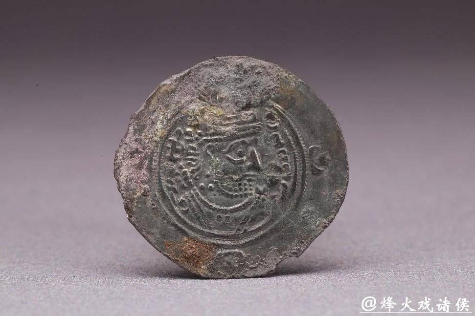 西安一唐墓出土多枚萨珊银币