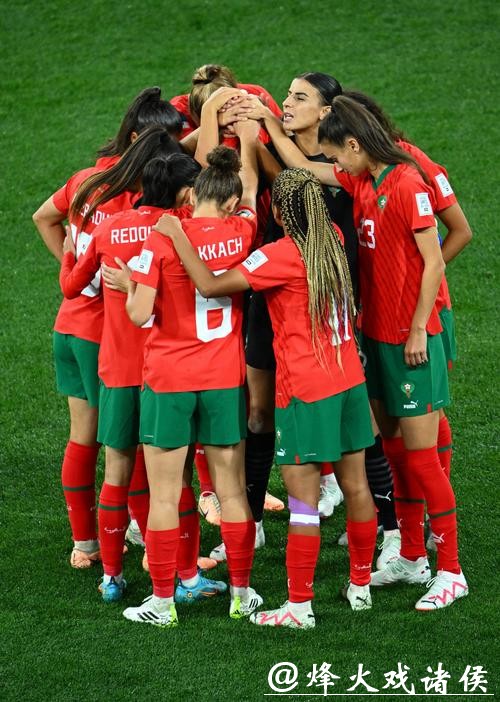 女足世界杯丨大比分输球后,她们的球迷在场外跳舞 女足世界杯丨大比分输球后,她们的球迷在场外跳舞