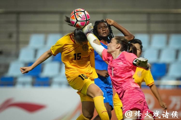 女足世界杯丨大比分输球后,她们的球迷在场外跳舞 女足世界杯丨大比分输球后,她们的球迷在场外跳舞